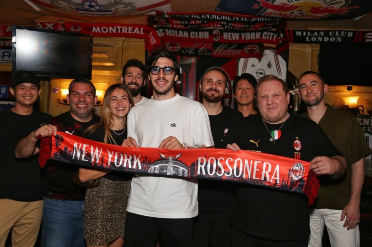 托纳利上周末与纽约米兰球迷聚餐，为他们签名并合影留念