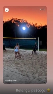 “街头足球女王”！📽️内马尔视频晒与好友娜塔莉亚踢网式足球