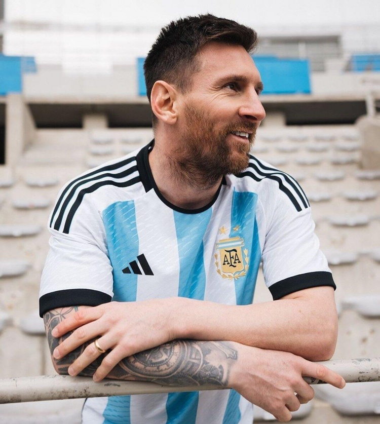 ⚪🔵阿根廷发布世界杯主场球衣！梅西身穿蓝白间条衫出镜