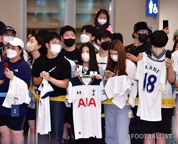 太有面子了🍋热刺抵达韩国机场，受到当地球迷热烈欢迎