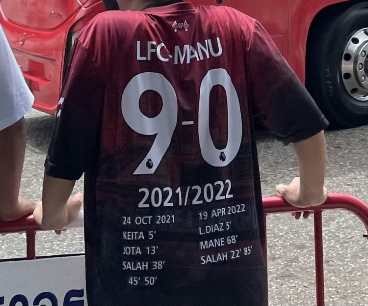 😂杀人还要诛心？泰国当地红军球迷身着“利物浦9-0曼联”衬衫