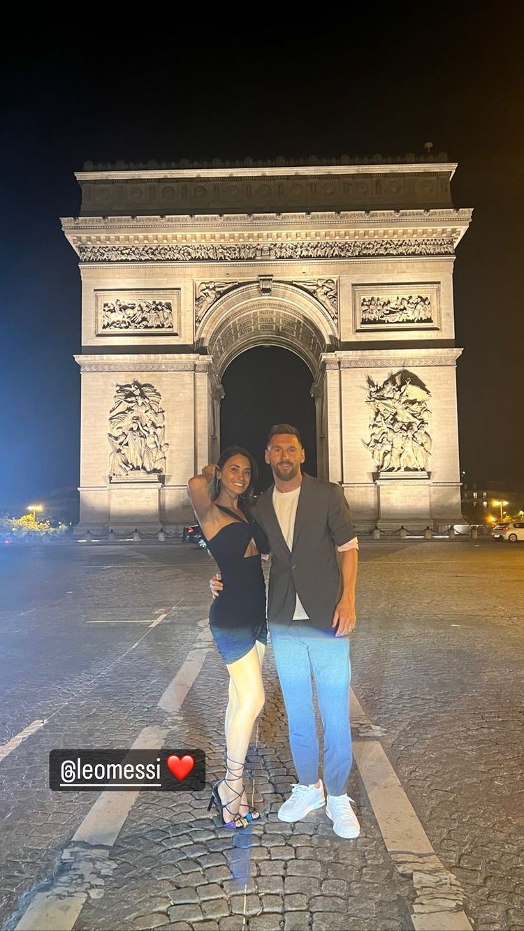 安东内拉与梅西夜游巴黎，凯旋门前合影❤️