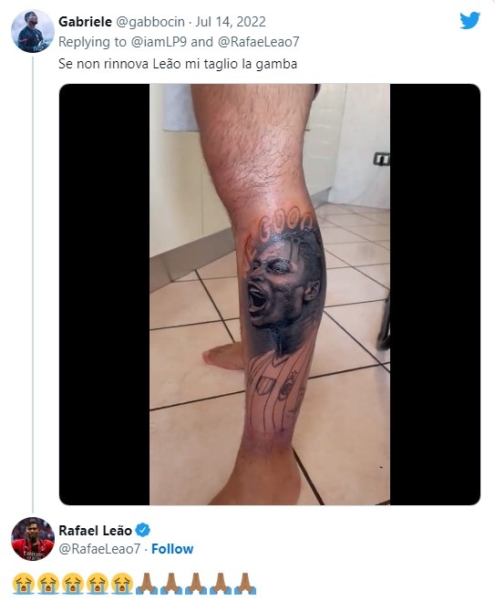 一米兰球迷把莱奥头像纹在腿上，并且表示如果球员不续约就砍腿