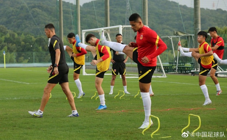 记者：东亚杯首轮比赛，男足选拔队和女足都将身穿红衣迎战对手