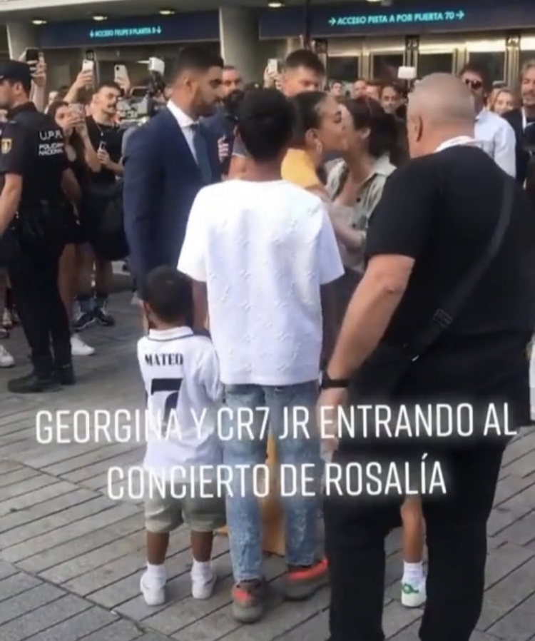 乔治娜带孩子看演唱会，C罗次子马特奥穿皇马新赛季7号球衣👀