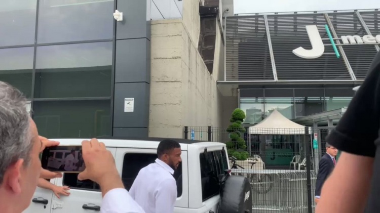 布雷默抵达尤文体检中心，为等候的球迷签名