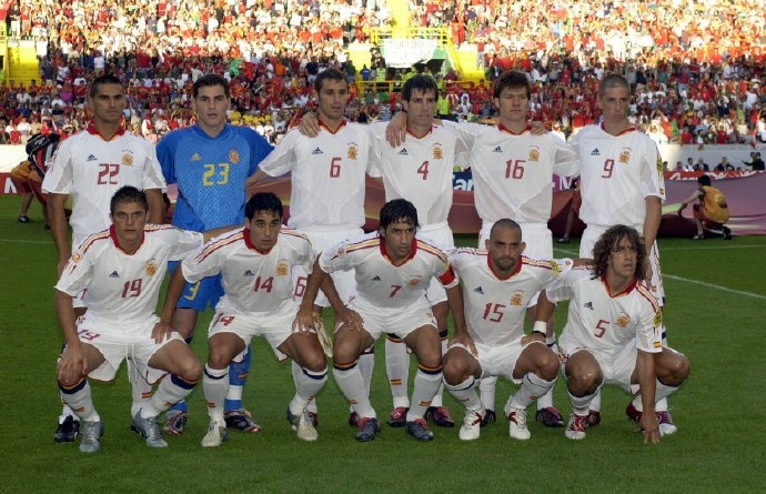 【老相馆】来认人啦~2004年西班牙欧洲杯这套首发你认得几个？