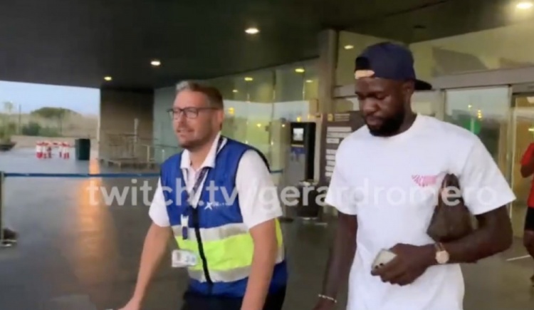 记者：乌姆蒂蒂现身巴塞罗那机场，被问及未来沉默不语