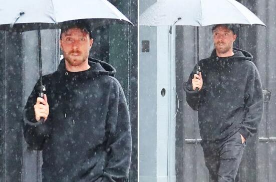太阳报：埃里克森加盟曼联后首次露面，在曼彻斯特街头雨中漫步