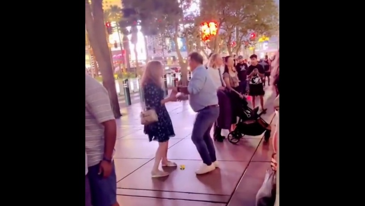 什么水平？拉波尔塔在拉斯维加斯大街上与女伴跳舞
