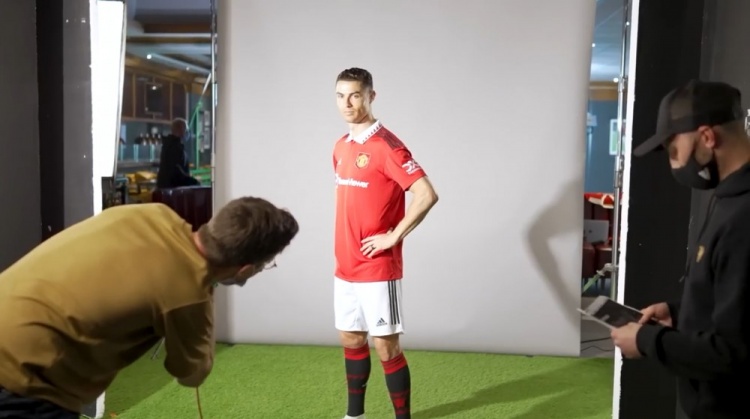 曼联官方晒新球衣宣传照拍摄花絮，C罗在镜头前摆POSE