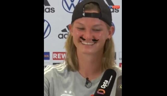 德国女足队长贴假胡子出席新闻发布会，获赞能踢男足