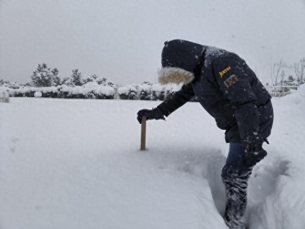 威海文登积雪深度达74厘米破纪录