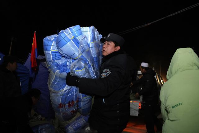 甘肃1800余名警力投入抗震抢险救援